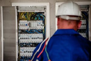 electrician-640x480-50794626.jpeg