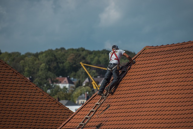 roofer-640x480-61374904.jpeg