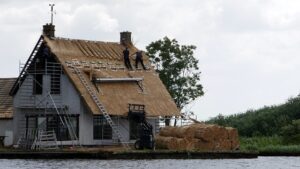 roofer-640x480-92611769.jpeg