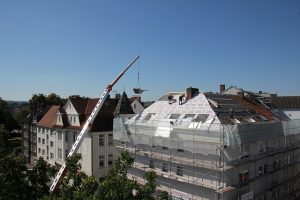 roofer-640x480-53037569.jpeg