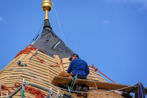 roofer-640x480-98670540.jpeg