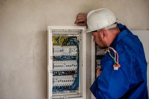 electrician-640x480-70243229.jpeg