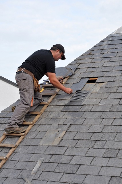 roofer-640x480-61022191.jpeg