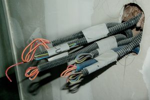 electrician-640x480-31684032.jpeg