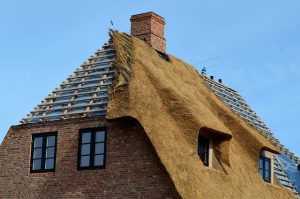 roofer-640x480-85110564.jpeg