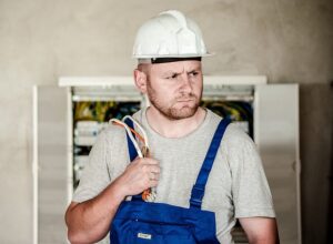 electrician-640x480-33856051.jpeg