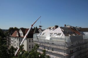 roofer-640x480-51788922.jpeg