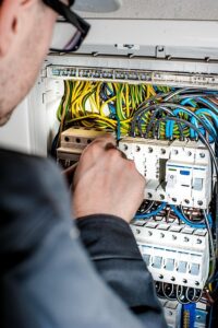 electrician-640x480-83515823.jpeg