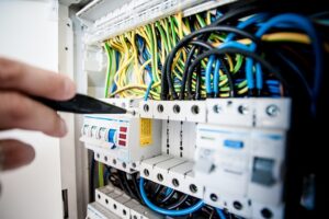 electrician-640x480-58235432.jpeg