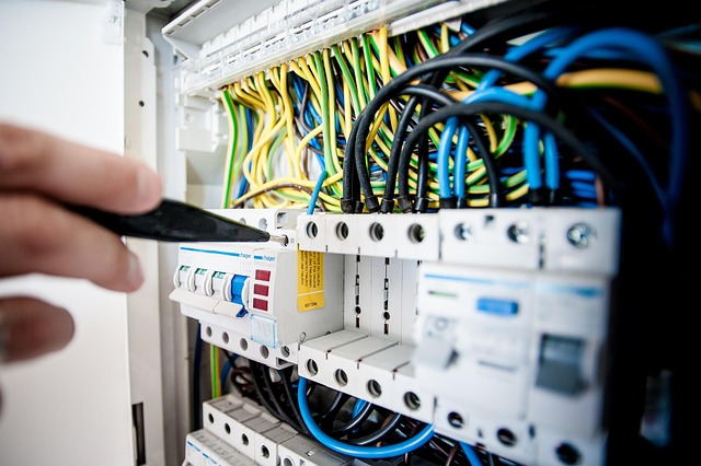 electrician-640x480-58235432.jpeg