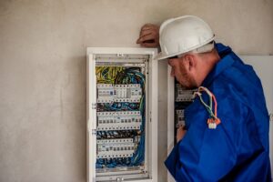electrician-640x480-7508774.jpeg